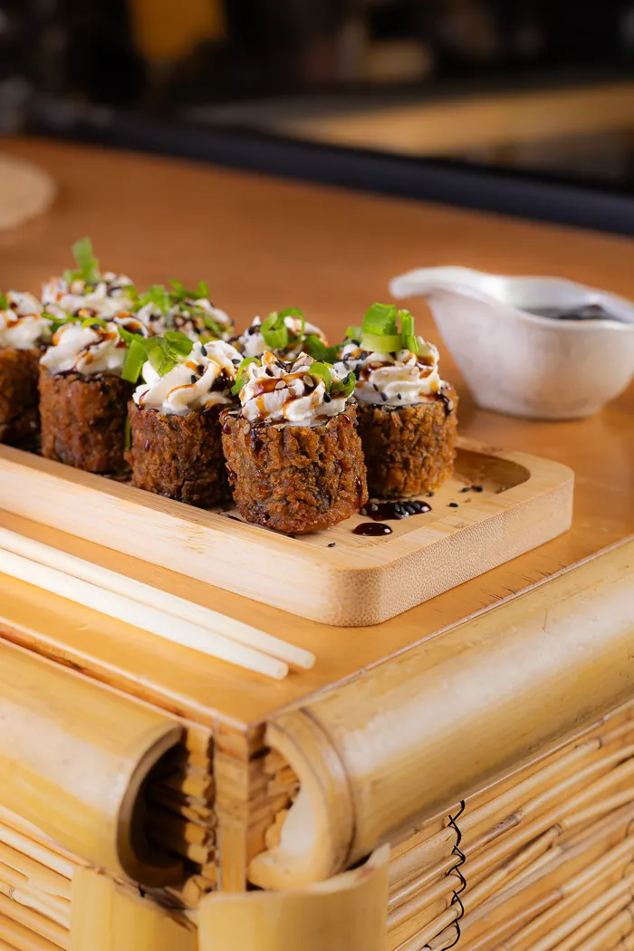 Sushi empanado com cebolinha
