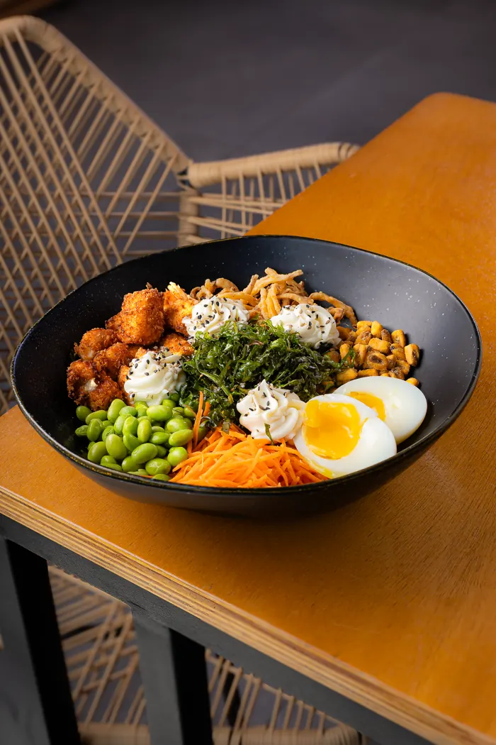 Poke com frango, edamame e ovo