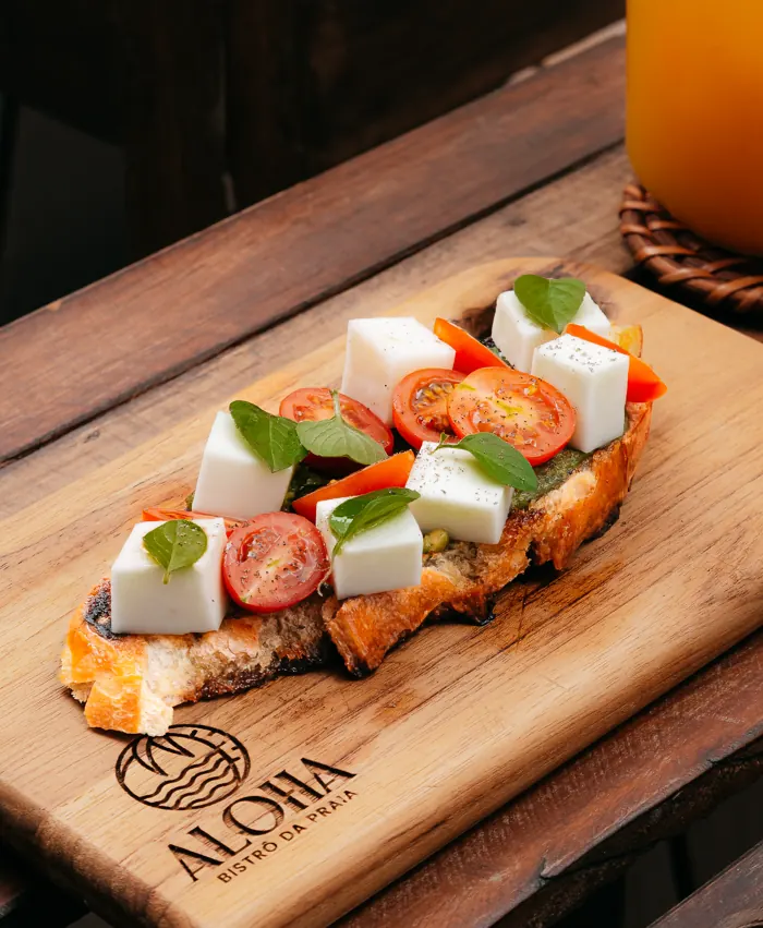 Toast caprese na tábua do Aloha